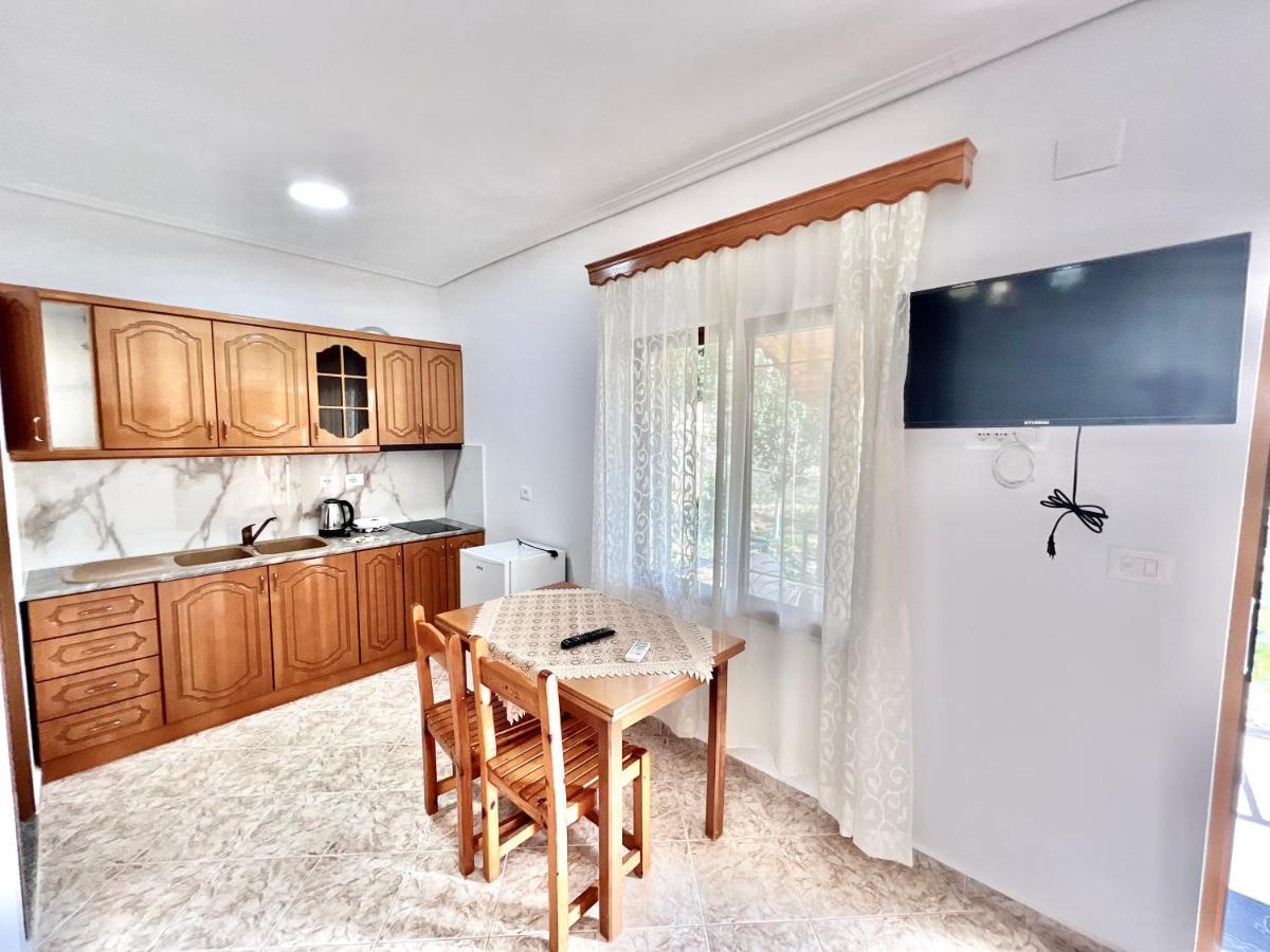 Coral Guesthouse Саранда Экстерьер фото